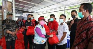 Kunjungi Pulau Talise, Puan Maharani Bagikan Sembako dan Minta Pemda Genjot Pembangunan
