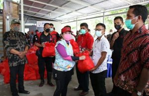 Kunjungi Pulau Talise, Puan Maharani Bagikan Sembako dan Minta Pemda Genjot Pembangunan