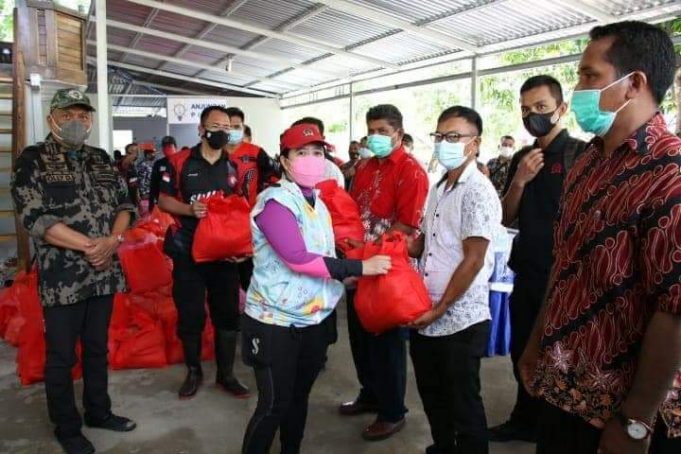 Kunjungi Pulau Talise, Puan Maharani Bagikan Sembako dan Minta Pemda Genjot Pembangunan