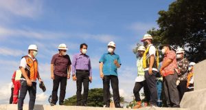 Wali Kota Andrei Angouw Kunjungi Proyek Penataan Pantai Malalayang