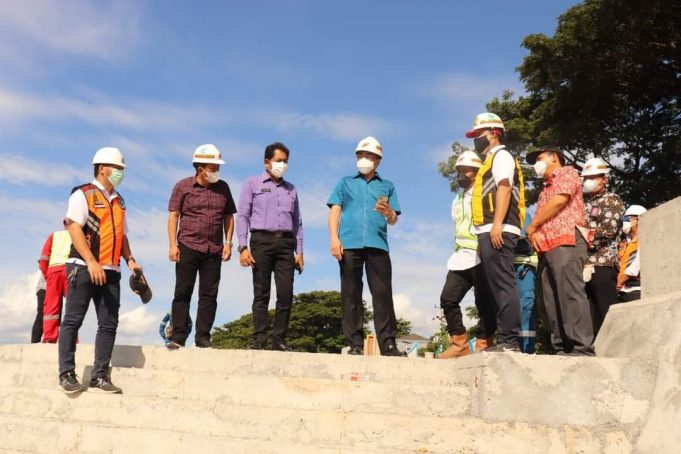 Wali Kota Andrei Angouw Kunjungi Proyek Penataan Pantai Malalayang