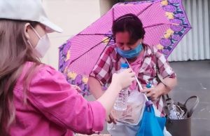 Tak Kenal Lelah, Jurani Rurubua Terus Bagikan Bantuan Kepada Warga Terdampak PPKM