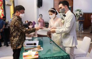 Wali Kota Andrei Angouw Jadi Pencatat Nikah Di Gereja GMIM Sion Ranomuut