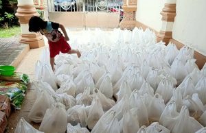 Jurani Rurubua Salurkan 200 Paket Sembako Bagi Warga Yang Isoman