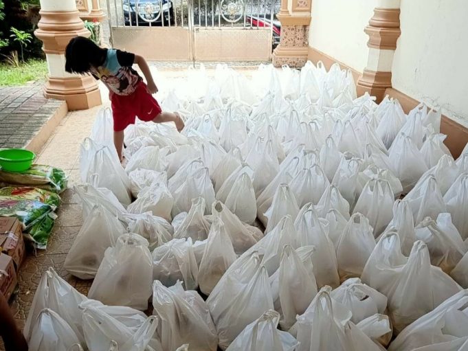 Jurani Rurubua Salurkan 200 Paket Sembako Bagi Warga Yang Isoman