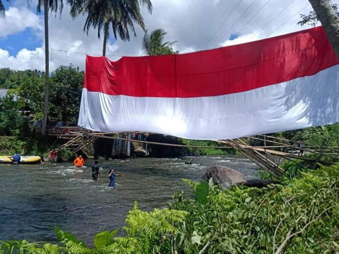 Merah Putih Sepanjang 20 Meter Membentang Indah di DAS Tondano