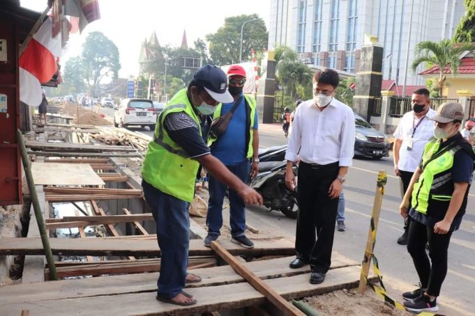 Antisipasi Banjir, Wali Kota Manado Tinjau Perbaikan Drainase di Dua Lokasi