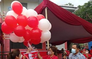 Ketua TP PKK Manado Irene Angouw Pinontoan Launching Posyandu Drive-Thru