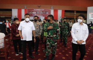 Wali Kota Andrei Angouw Dampingi Gubernur Tinjau Pelaksanaan Vaksinasi di Politeknik Negeri Manado