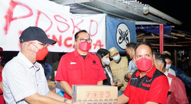 DPC PDIP Manado Salurkan Bantuan Bencana di Mitra
