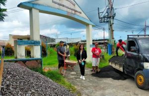 Meresahkan Warga Yang Melintas, Jurani Rurubua Bantu Perbaikan Jalan Di GPI