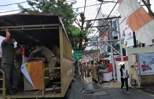 SatPol PP Manado Tertibkan PKL Yang Berjualan Di Atas Trotoar Kompleks Pasar 45