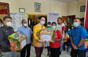 Ketua Panitia Perayaan Natal Nasional 2021 Serahkan Donasi Rp100 Juta Bagi Pengungsi Di Timika