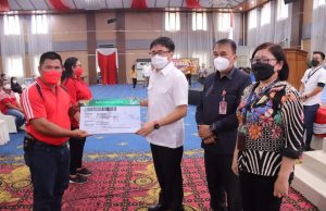 Bersama BPJS Kesehatan, Wali Kota Manado Serahkan Secara Simbolis KIS Kepala Lingkungan