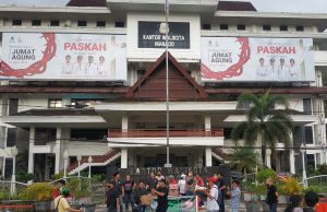 Panitia Ramadan APM Bagi-bagi Takjil Kepada Masyarakat Muslim Kota Manado