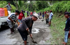 Perbaiki Ruas Jalan Penghubung Desa Tondei Raya, Warga Gelar Kerja Bakti Bersama