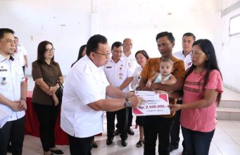 Wakil Bupati Minahasa Serahkan Bantuan Bagi Korban Bencana di Tombariri