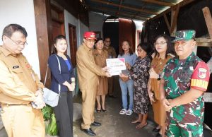 Bupati Minahasa Serahkan Bantuan Kepada Dua Keluarga Korban Bencana Alam