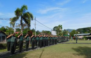 Danramil 16/Tumpaan Bertindak Sebagai Komandan Upacara Bendera di Makodim 1302/Minahasa
