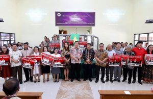 Pj Bupati Minahasa Dampingi Wagub Sulut Serahkan Bantuan Hibah Rumah Ibadah di Tombariri