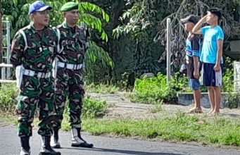 Momen Dua Orang Anak Beri Penghormatan Saat Upacara Hari Sumpah Pemuda di Makodim 1302/Minahasa