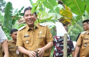 Pj Bupati Minahasa Tanam Bibit Pohon di Lahan Perkebunan GMIM Desa Ranotongkor