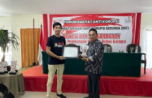 Pj Bupati Minahasa Jemmy Kumendong Terima Penghargaan di Hari Anti Korupsi Sedunia