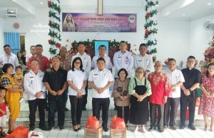Safari Natal di Tombulu, Pj Bupati Minahasa Serahkan Bantuan Sosial