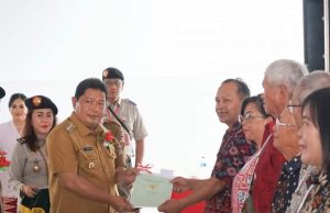 Penyerahan Sertifikat Tanah, Pj Bupati Minahasa Harap Manfaatnya Bisa Dirasakan Masyarakat