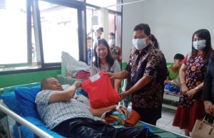 Pj Bupati Minahasa Berbagi Kasih Dengan Nakes dan Pasien di RSUD Sam Ratulangi Tondano