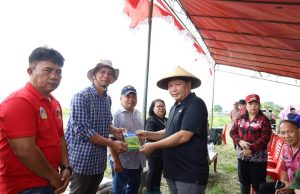Pj Bupati Minahasa Tanam Padi Dan Serahkan Bibit Cabai Di Desa Touliang Kakas