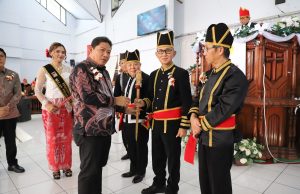 Pj Bupati Minahasa Beri Gelar Adat Kepada Pj Bupati Mitra, Sitaro dan Direktur IPDN Sulut