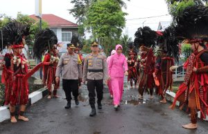 Tarian Kabasaran Iringi Prosesi Pisah Sambut Kapolres Minahasa