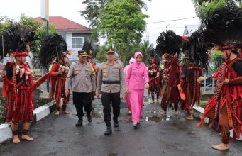 Tarian Kabasaran Iringi Prosesi Pisah Sambut Kapolres Minahasa