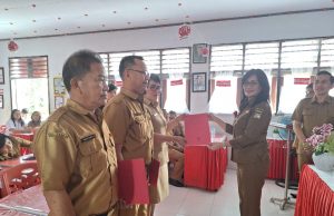 Sekda Minahasa Serahkan 3 SK PLT Kepsek SMP di Langowan