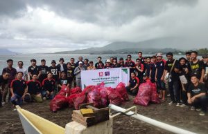 Hari Peduli Sampah Nasional, Alfamidi Gandeng AJI Bersihkan Sampah di Pesisir Pantai Manado