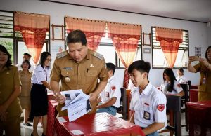 Pj Bupati Minahasa Buka Naskah Soal UAS di SMA Negeri 1 Kakas