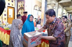 Safarai Ramadan di Kawangkoan, Pj Bupati Minahasa Serahkan Bantuan Sosial Untuk Kaum Duafa