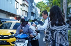 PT Pegadaian Wilayah V Manado Berbagi Takjil di Bulan Ramadan