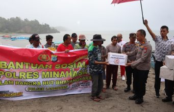 Jumat Curhat Di Desa Rumbia, Kapolres Minahasa Serahkan Bantuan Sosial
