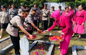 Rangkaian HUT Ke-78 Bhayangkara, Polres Minahasa Ziarah di TMP Tondano