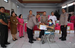 Semarak HUT Ke-78 Bhayangkara, Polres Minahasa Serahkan Bantuan Sosial di Desa Tounelet Kakas