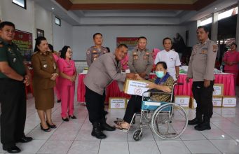 Semarak HUT Ke-78 Bhayangkara, Polres Minahasa Serahkan Bantuan Sosial di Desa Tounelet Kakas