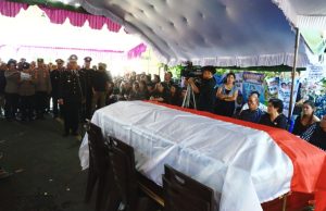 Pemakaman Alm Briptu Andrew Mewengkang, Polres Minahasa Berikan Penghormatan Terakhir