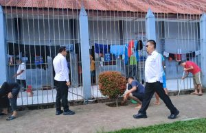 Kalapas Tondano Lakukan Trolling Kebersihan di Blok Hunian untuk Wujudkan Lingkungan Sehat