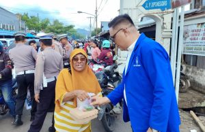GAMKI Sulut Berbagi Takjil Kepada Umat Muslim yang Ada di Tondano
