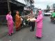 Bentuk Kepedulian, Kapolsek Langowan Barat Berbagi Takjil dengan Masyarakat Muslim