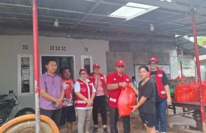 Bupati dan Ketua TP-PKK Minahasa Salurkan Bantuan Makanan Kepada Korban Bencana di Tikela