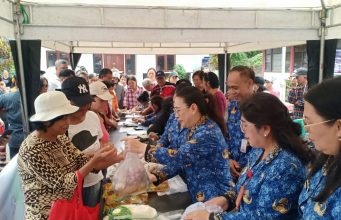 Wakil Bupati Minahasa Turun Langsung Layani Masyarakat di Kegiatan Pasar Murah