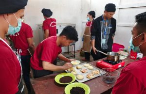 WBP Lapas Tondano Unjuk Keterampilan, Belajar Bikin Roti Bareng Instruktur Profesional